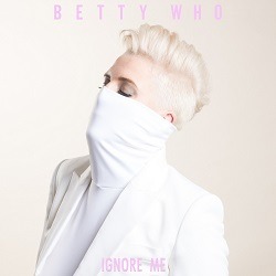 Cover von Betty Who; Foto der Künstlerin, sie hat ihren weißen Rollkragenpulli bis über die Nase gezogen