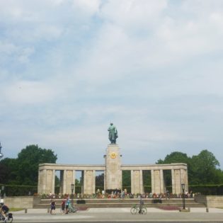 Blumen vor dem Sowjetischen Ehrenmal