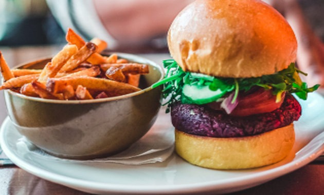 Vegane Pommes und veganer Burger in einem Restaurant in Berlin.