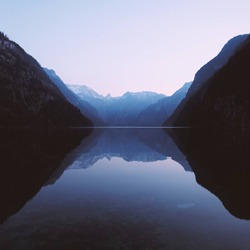 Albumcover von CEDRIC – In The Deep; Foto von einem See zwischen den Bergen; die Oberfläche ist so glatt, dass sich die Berge und der Himmel exakt spiegeln