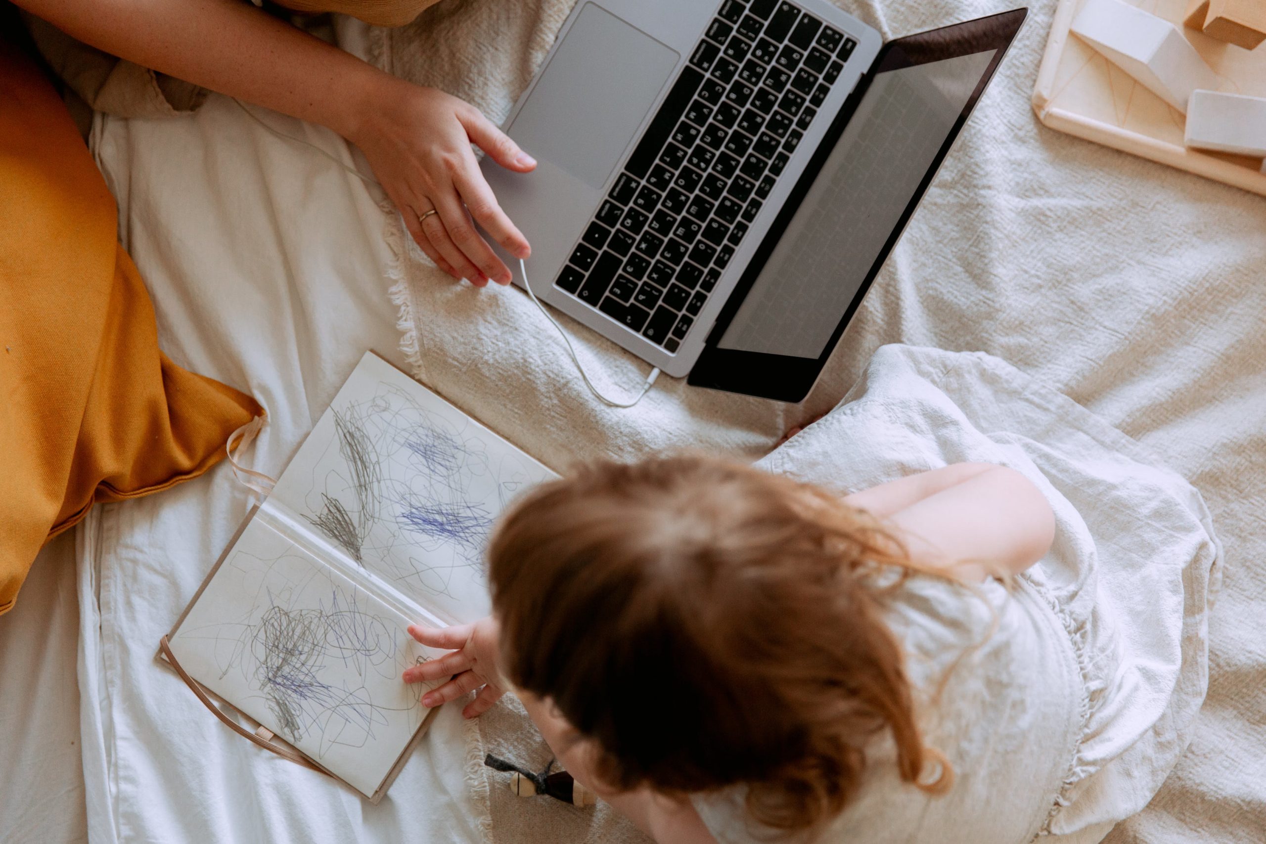 Mutter mit Kleinkind im Home Office