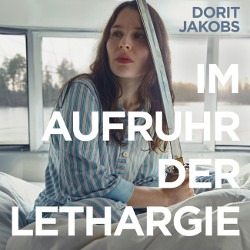 Cover von Dorit Jakobs - Im Aufruhr der Lethargie; eine weiße Frau im Pyjama sitzt im Bett; sie hält ein Schwert in der Hand