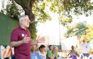 Präsidentschaftskandidat der Green Party Howie Hawkins spricht vor Publikuk