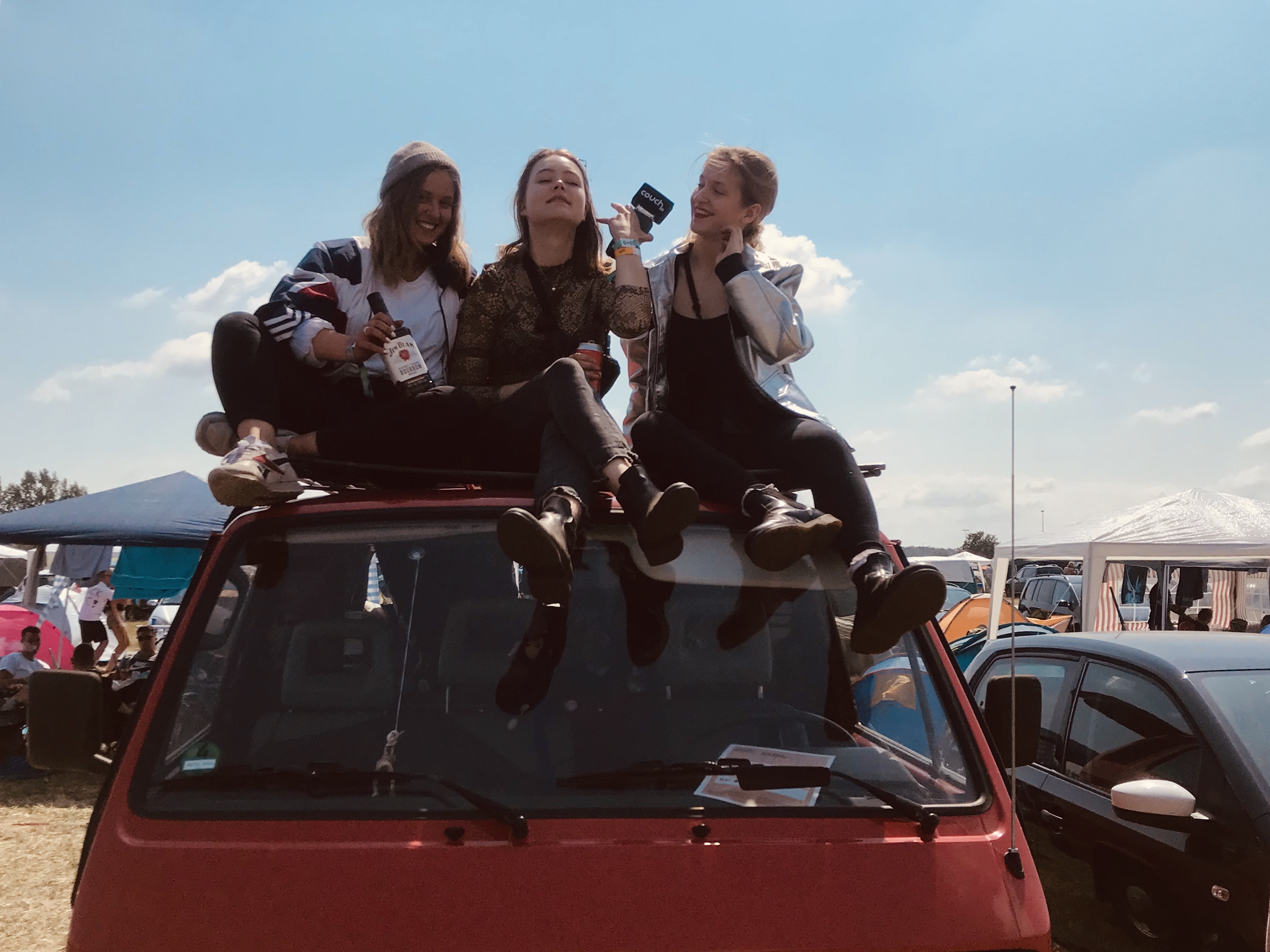 Drei Frauen sitzen auf dem Dach eines Autos beim splash!-Festival 2019.
