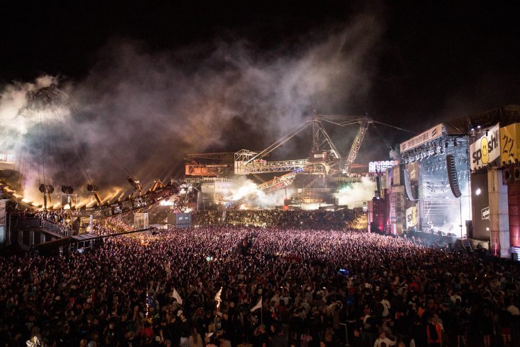 Blick auf die Menschenmasse vor der Hauptbühne auf dem splash!-Festival 2019.