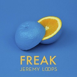 JEREMY LOOPS – Freak; eine aufgeschnittene Orange, deren Schale blau eingefärbt ist, der Hintergrund im gleichen Blauton