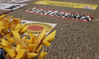 "Don't forget Fukushima"-Transparent auf dem Boden