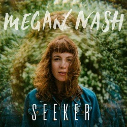 Megan Nash - Seeker; Foto einer weißen Frau vor einem grünen Busch