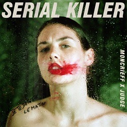 Cover von Moncrieff, "Serial Killer"; Foto der Künstlerin, ihr roter Lippenstift ist verschmiert