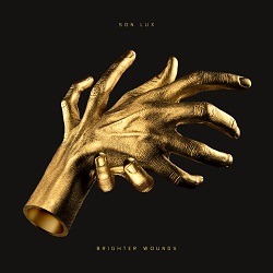 Cover von Brighter Wounds; goldene Skulptur von zwei Händen, die sich umfassen vor schwarzem Hintergrund