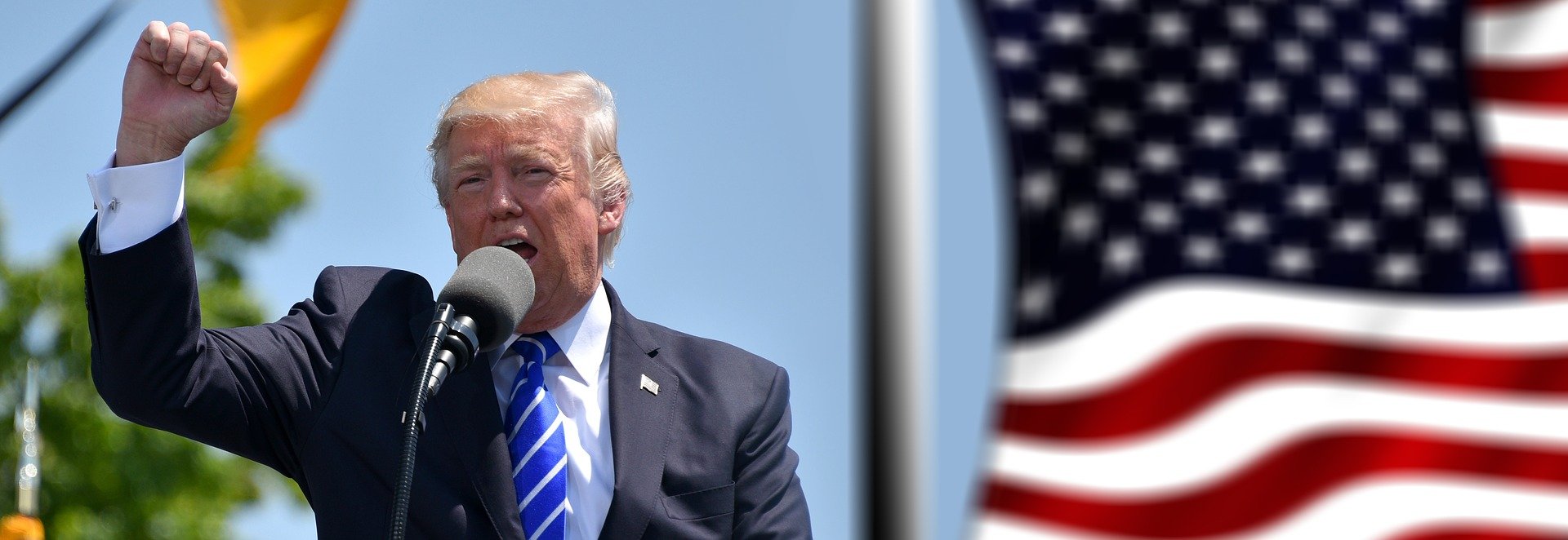 Donald Trump beim Wahlkampf 2020 im Hintergrund ist die US-Flagge zu sehen