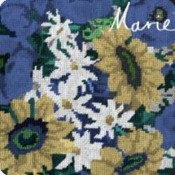 Albumcover von ISOLATION BERLIN - Marie; ein gesticktes Bild blauen Blüten, Sonnenblumen und Kamillenblüten