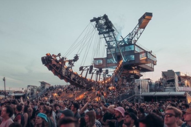 Menschenmenge vor einem Beleuchtungskran auf dem Melt!-Festival 2019.