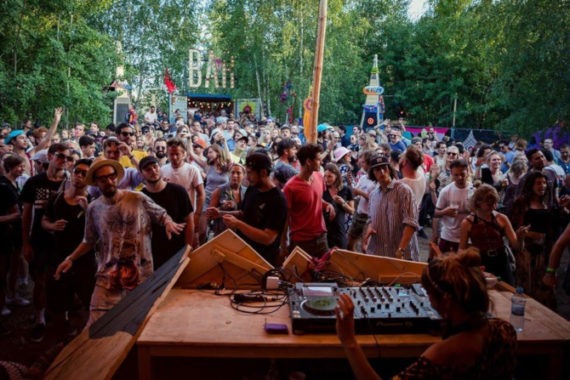 Tanzende Menschenmenge auf dem MELT!-Festival 2019.
