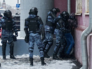 OMON Streitkräfte verhaften einen Demonstrierenden