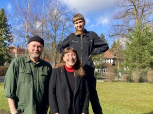 Hendrik (links), Leo (oben rechts) und Lucia (vorne rechts) von couchFM im Vorgarten des MIZ Babelsberg nach der Aufnahme des Gästezimmers.| Foto: Lucia Hundbiß / Fotografin: Maira Neubert