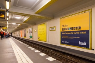 Ein Plakat an der Berliner S-Bahn, Quelle: Badi