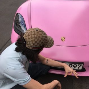 Cover von Pashanim – Sommergewitter; ein Mann squattet vor einem pinken Auto