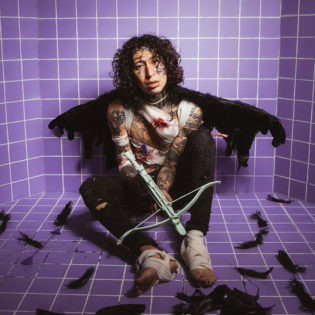 Cover von LiL Lotus – "Think of Me Tonight“; Foto des Artists mit Armbrust in der Hand in einem violett gekacheltem Raum