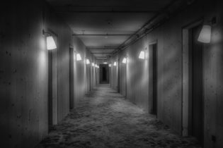Schwarzweiß-Foto von einem leeren Hotelflur
