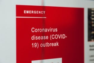 Emergency Schild mit "Coronavirus disease (COVID-19) outbreak