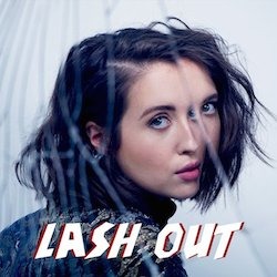 Alice Merton Cover; Foto der Künstlerin, man sieht ihr Spiegelbild in einem zersprungenen Spiegel