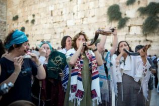 Protestierende Frauen der Bewegung "Women of the Wall" vor der Klagemauer in Jerusalem, im Zentrum Anat Hoffmann