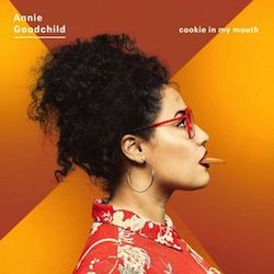 ANNIE GOODCHILD – Cookie In My Mouth; Foto der Künstlerin im Profil, sie hat einen Keks im Mund