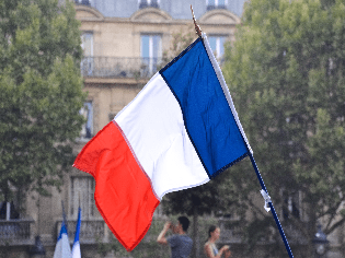 Frankreichfahne und Demonstrierende