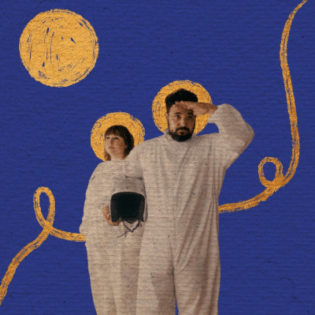 Ein Mann und eine Frau in weißen Ganzkörperanzügen, vor einer blauen Wand, hinter ihren Köpfen sind gelbe Kreise, als würden sie Astronautenhelme tragen