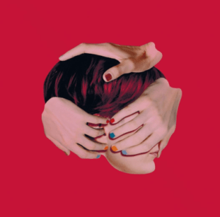 Fotomontage von einem Kopf mit roten Haaren vor rotem Hintergrund, der von drei Händen mit bunten Fingernägeln verdeckt wird