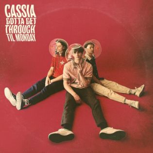 Cover von - Cassia – Gotta get through til Monday; Fot der Artists, die nebeneinander in einem roten Raum auf dem Boden sitzen