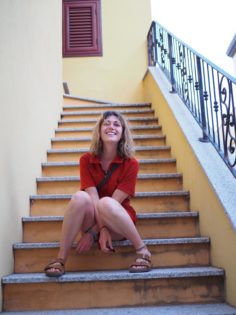 Christina Lopinsk auf einer Treppe