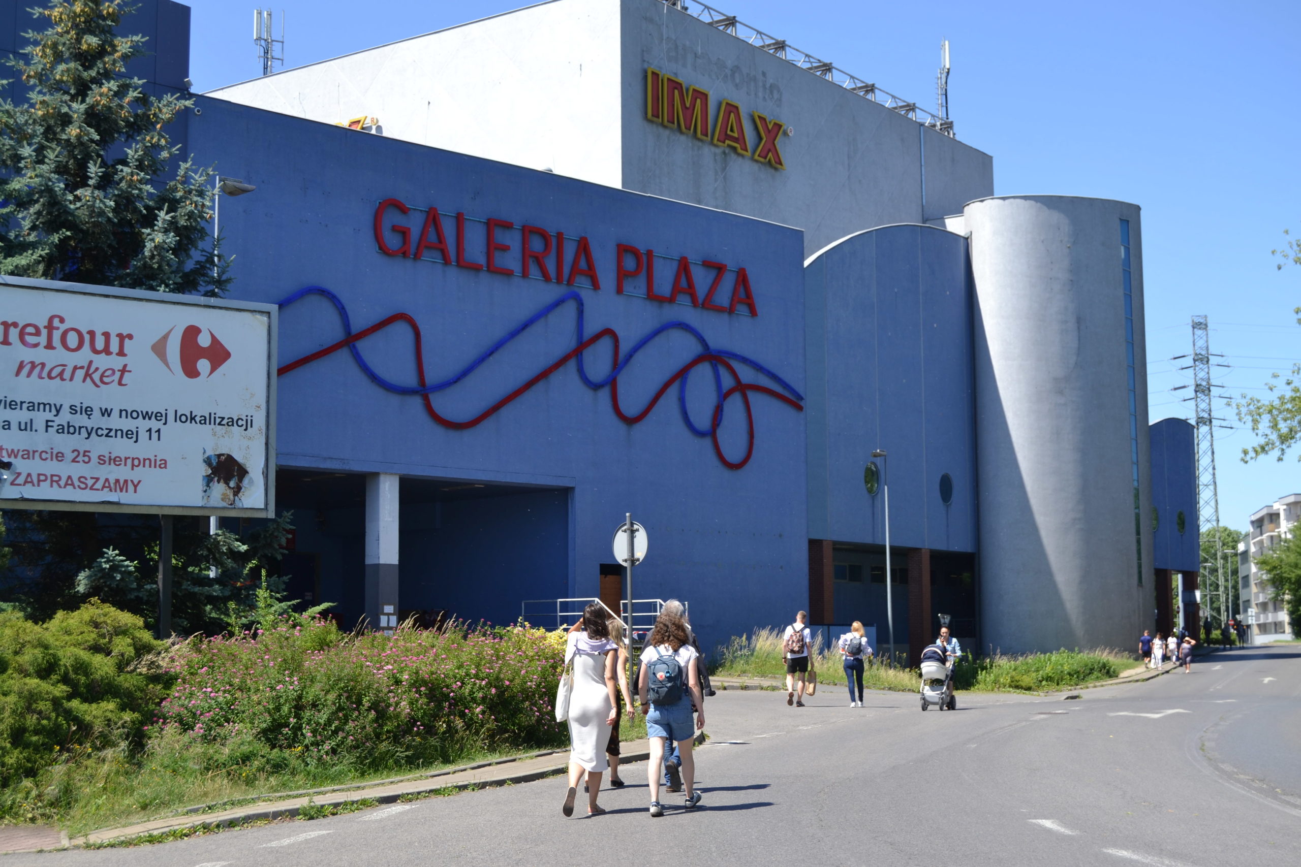 Studierende auf dem Weg ins ehemalige Einkaufszentrum Galeria Plaza (Foto: Katharina Birjukov)