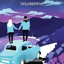 DELORENTOS - In The Moment; Grafik von zwei Personen, die auf einem Auto stehen; im Hintergrund violetter Nachthimmel, Berge und ein See