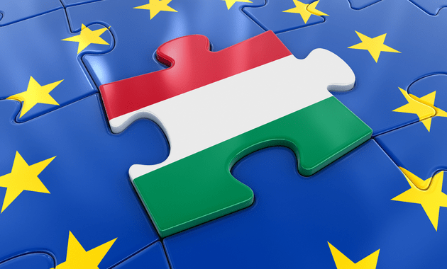 Blauen Flagge der Europäischen Union in blau mit gelben Sternen auf der ein Puzzleteil in den Farben Ungarns liegt.