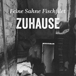 Albumcover von FEINE SAHNE FISCHFILET - Zuhause; ein Schwarzweiß-Foto von einer chaotischen dunklen Ecke in einem Haus, dazu im Kontrast der Titel "Zuhause" und der Name der Band