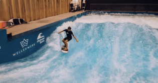 Surfer auf künstlicher Welle
