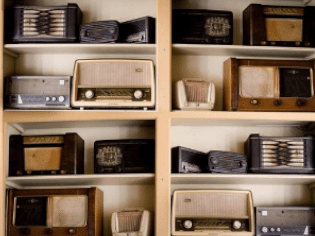 Verschiedene alte Radios in einem Regal