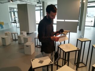 couchFM Redakteur Moritz in der Ausstellung