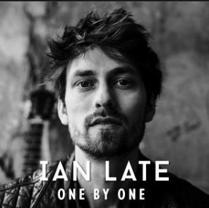 Cover von Ian Late "One by one"; Schwarzweißporträt des Künstlers