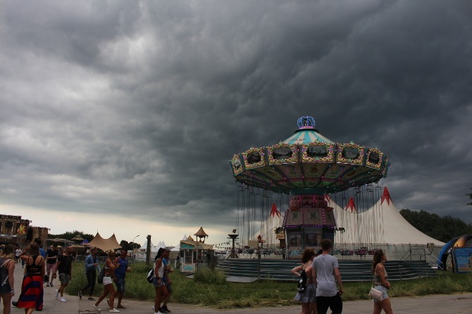 Ikarus Festival - Karussell mit Gewitterwolken