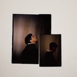 Cover von JAMIE ISAAC - Maybe ; zwei Fotos des Artists in einem düsteren Raum