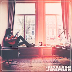 Jonathan Jeremiah; Good day; Foto des Künstlers mit Gitarre in einem Wohnzimmer
