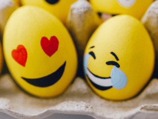 Mit glücklichen Emojis bemalte Ostereier