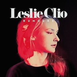 Leslie Clio Cover; Foto von Leslie Clio im Profil, teilweise rot eingefärbt