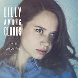 Albumcover von LILLY AMONG CLOUDS – Remember me; Portrait einer weißen jungen Frau in einem blauen Hemd, ihr Blick ist neben die Kamera gerichtet