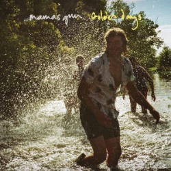 Cover von MAMAS GUN - Golden Days; Foto von Menschen, die in einem See mit Wasser spritzen