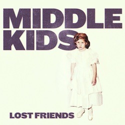 Cover von MIDDLE KIDS – Edge Of Town; Fot eines kleinen Mädchens in einem weißen Kleid