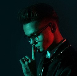 Cover von Mikolas Josef; Porträt des Artists, grünes Licht, der Rest ist sehr dunkel